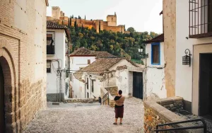 أزقة حي البيازين التاريخي في غرناطة