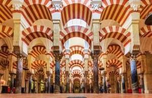 المسجد-الكاتدرائية في قرطبة بأقواسه المزدوجة