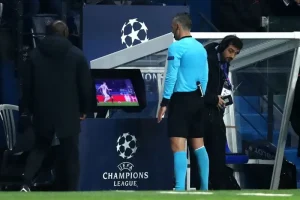 تقنية الفيديو VAR أثناء المباراة