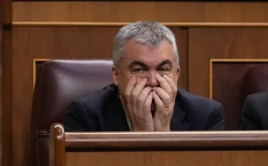 سانتوس سيردان المتهم بالفساد في قضايا الرشوة والعقود العامة في إسبانيا