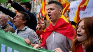 شاب إسباني يناقش السياسة