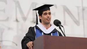 شاب مغربي يلقي خطاب نجاحه