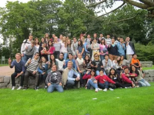 شباب يشاركون في العمل التطوعي