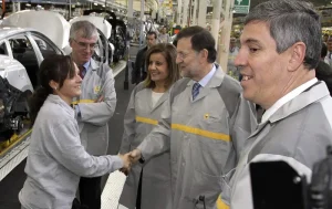 عمال مصنع سيارات في إسبانيا