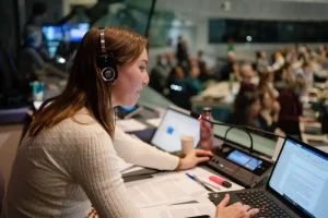 مترجمون فوريون يعملون في كابينات الترجمة بالبرلمان الأوروبي