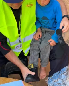 أحذية شتوية دافئة جاهزة للتوزيع على المحتاجين