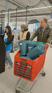 توزيع الأغطية والملابس الشتوية على المحتاجين في حملة شتاء دافئ