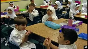 طلاب مسلمون في فصل دراسي يتلقون التعليم الديني الإسلامي