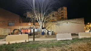 مشردون يعانون من البرد في شوارع برشلونة خلال فصل الشتاء