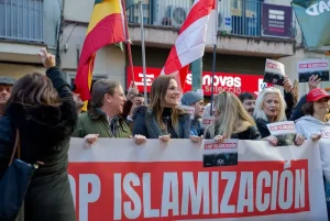 احتجاجات حزب VOX في تيراسا ضد برنامج اللغة العربية والثقافة المغربية