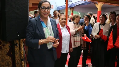 القنصل نزهة طهار رفقة مغاربة بالقنصلية العامة ببرشلونة