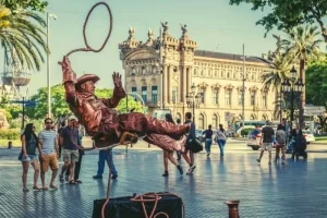 شارع لاس رامبلاس في برشلونة يحتضن الفعاليات الثقافية الدولية