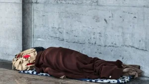 شخص مشرد يعاني من البرد في ليلة شتوية قاسية ببرشلونة