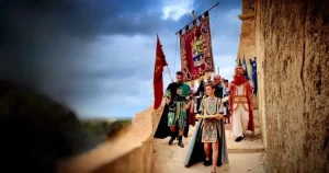 مرشدو الجولة الثقافية في لا رابيتا يشرحون تاريخ المدينة للزوار