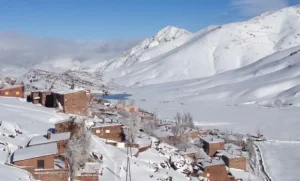 جبال الأطلس المغربية مغطاة بالثلوج في فصل الشتاء