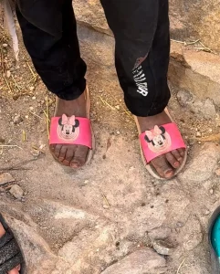 أطفال حفاة الأقدام في الطقس البارد بالمناطق الجبلية