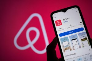 شاشة تطبيق Airbnb تعرض حجوزات سكنية قصيرة الأمد في برشلونة