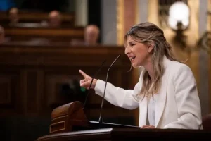 يولاندا دياز نائبة رئيس الحكومة الإسبانية تلقي كلمة