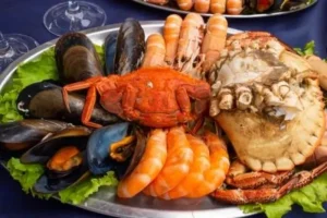 أطباق عشاء Nochebuena التقليدية من المأكولات البحرية والديك الرومي والحلويات الإسبانية