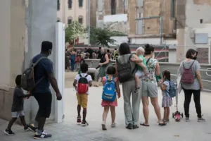 طلاب مهاجرون في مدارس كتالونيا يعانون من الفصل التعليمي