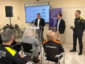 عمدة تيراسا جوردي بايارات في مؤتمر صحفي حول الأمن