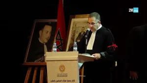 محامي مغربي في قاعة المحكمة يناقش المسطرة الجنائية