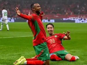 لاعبو المنتخب المغربي يحتفلون بالفوز في كأس أمم إفريقيا