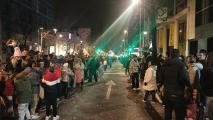 عائلة إسبانية تحتفل بحفل الملوك الثلاثة في جو عائلي دافئ