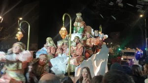 عربات مزينة في قافلة الملوك الثلاثة بإسبانيا ليلاً