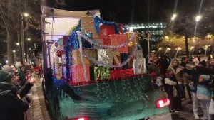 أطفال إسبان يكتبون رسائل للملوك الثلاثة بحماس