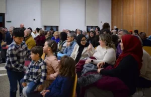 جمهور الملتقى العالمي للأديان يستمع لمجموعة اليسر