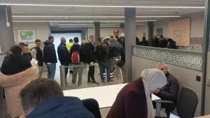 تدخل الشرطة الكتالونية موسوس ديسكوادرا لتنظيم الصفوف أمام القنصلية المغربية في برشلونة