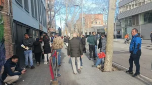 ازدحام المواطنين المغاربة أمام القنصلية في برشلونة بسبب غياب التنظيم القنصلي