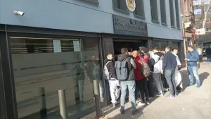 موظفو القنصلية المغربية يقدمون خدمات تجديد الوثائق للمواطنين