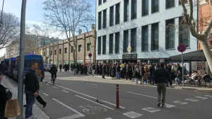 مواطنون مغاربة ينتظرون دورهم أمام القنصلية ببرشلونة