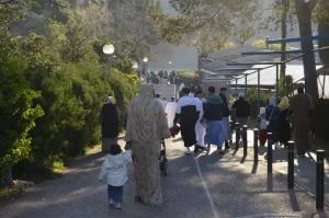 مسلمون يتبادلون التهاني في يوم العيد بصباديل