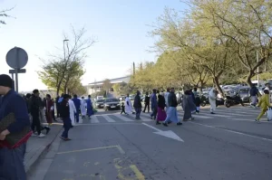 مصلون يتوجهون إلى أماكن مختلفة في صباديل لأداء صلاة العيد