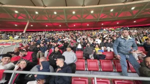 جماهير المنتخب المغربي أسود الأطلس تشجع فريقها في مباراة دولية