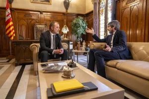 وزير الثقافة الإسباني إيرنيست أورتاسون خلال زيارته لمقر بلدية تيراسا