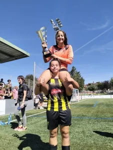 عائشة شراح حارسة نادي Pardinyes خلال حصة تدريبية في كتالونيا