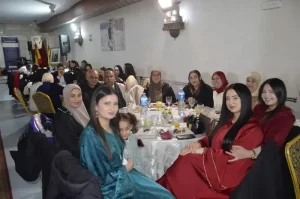 محامية شابة من الجيل الثاني للجالية المغربية في إسبانيا تتحدث في حفل الإفطار الرمضاني